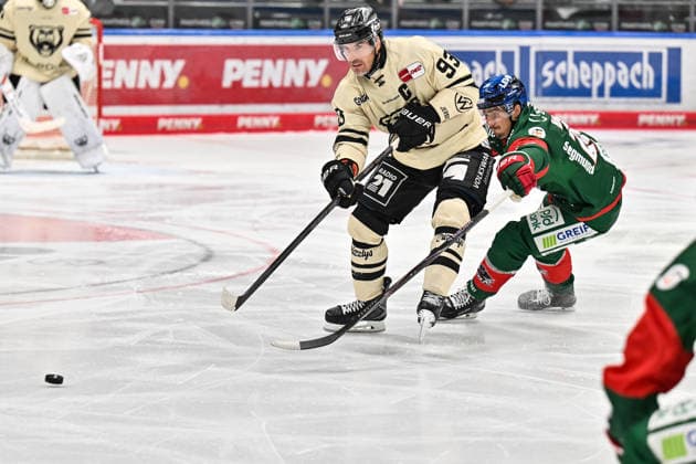 Penny DEL; Augsburger Panther - Grizzlys Wolfsburg, 02.10.2026 AUGSBURG, GERMANY; 02. OCTOBER: in Duell Spencer MACHACEK (Grizzlys Wolfsburg 93) und Christian HANKE (Augsburger Panther 25) während dem Match der Penny DEL zwischen den Augsburger Panthern und den Grizzlys Wolfsburg am 5. Spieltag im Curt Frenzel Stadion Copyright: xBEAUTIFULxSPORTS Goldbergx