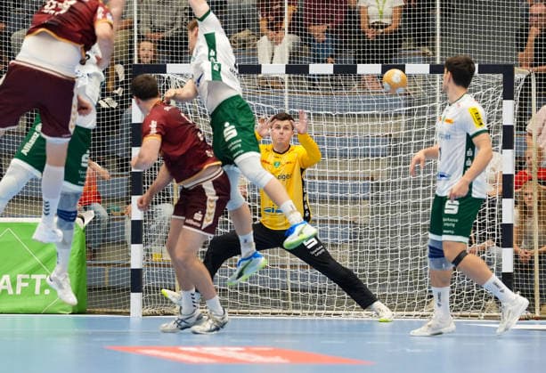 Ein Schuss geht an Anadin Suljakovic (SC DHfK Leipzig, 12) vorbei ins Tor. GER, TuSEM Essen vs SC DHfK Leipzig, 2. Handball Bundesliga, 6. Spieltag, Saison 2026-27, Sporthalle am Hallo, Essen, 02.10.2026 TuSEM Essen vs SC DHfK Leipzig, 2. Handball Bundesliga, 6. Spieltag, Saison 2026-27, 02.10.2026 Essen Copyright: xEibner-Pressefoto ScottxColemanx EP_SCN
