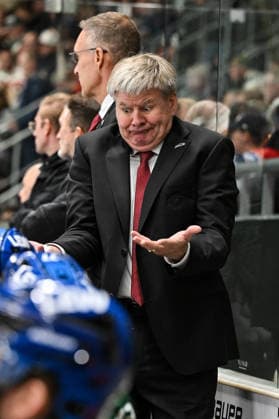 Penny DEL; Augsburger Panther - Grizzlys Wolfsburg, 02.10.2026 AUGSBURG, GERMANY; 02. OCTOBER: im Bild Bill PETERS Headcoach Augsburger Panther Einzelfoto Freisteller während dem Match der Penny DEL zwischen den Augsburger Panthern und den Grizzlys Wolfsburg am 5. Spieltag im Curt Frenzel Stadion Copyright: xBEAUTIFULxSPORTS Goldbergx