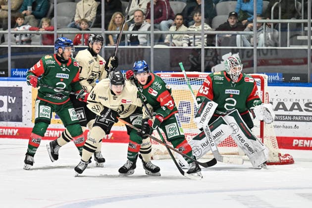 Penny DEL; Augsburger Panther - Grizzlys Wolfsburg, 02.10.2026 AUGSBURG, GERMANY; 02. OCTOBER: im Duell Timo RUCKDÄSCHEL (Grizzlys Wolfsburg 91) und Kyle MAYHEW (Augsburger Panther 27) vor Tobias ANCICKA (Augsburger Panther 45) während dem Match der Penny DEL zwischen den Augsburger Panthern und den Grizzlys Wolfsburg am 5. Spieltag im Curt Frenzel Stadion Copyright: xBEAUTIFULxSPORTS Goldbergx