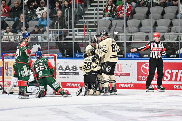 Penny DEL; Augsburger Panther - Grizzlys Wolfsburg, 02.10.2026 AUGSBURG, GERMANY; 02. OCTOBER: Jubel der Gäste nach dem Treffer zum 5-2 durch Tyler GAUDET (Grizzlys Wolfsburg 58) Tor Torschuetze Freude Happy während dem Match der Penny DEL zwischen den Augsburger Panthern und den Grizzlys Wolfsburg am 5. Spieltag im Curt Frenzel Stadion Copyright: xBEAUTIFULxSPORTS Goldbergx