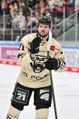 Penny DEL; Augsburger Panther - Grizzlys Wolfsburg, 02.10.2026 AUGSBURG, GERMANY; 02. OCTOBER: niedergeschlagenen Wolfsburger bedanken sich bei den mitgereisten Fans nach dem Match der Penny DEL zwischen den Augsburger Panthern und den Grizzlys Wolfsburg am 5. Spieltag im Curt Frenzel Stadion Justin FESER (Grizzlys Wolfsburg 71) Copyright: xBEAUTIFULxSPORTS Goldbergx