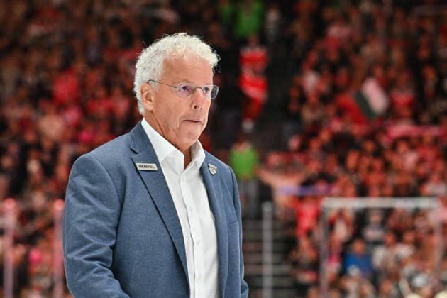 Penny DEL; Augsburger Panther - Grizzlys Wolfsburg, 02.10.2026 AUGSBURG, GERMANY; 02. OCTOBER: im Bild Karl-Heinz FLIEGAUF Sportdirektor Grizzlys Wolfsburg Einzelfoto Freisteller nach dem Match der Penny DEL zwischen den Augsburger Panthern und den Grizzlys Wolfsburg am 5. Spieltag im Curt Frenzel Stadion Copyright: xBEAUTIFULxSPORTS Goldbergx