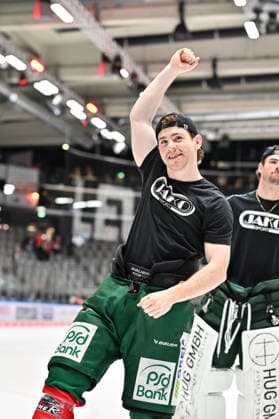 Penny DEL; Augsburger Panther - Grizzlys Wolfsburg, 02.10.2026 AUGSBURG, GERMANY; 02. OCTOBER: glückliche Augsburger feiern zusammen mit den. Fans den Heimsieg gegen Wolfsburg nach dem Match der Penny DEL zwischen den Augsburger Panthern und den Grizzlys Wolfsburg am 5. Spieltag im Curt Frenzel Stadion Kyle MAYHEW (Augsburger Panther 27) Copyright: xBEAUTIFULxSPORTS Goldbergx