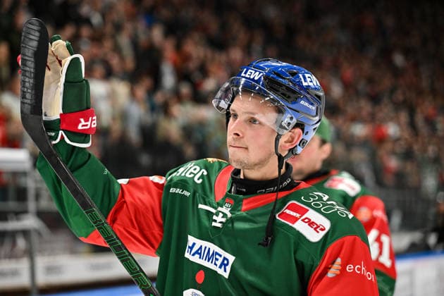 Penny DEL; Augsburger Panther - Grizzlys Wolfsburg, 02.10.2026 AUGSBURG, GERMANY; 02. OCTOBER: glückliche Augsburger feiern zusammen mit den. Fans den Heimsieg gegen Wolfsburg nach dem Match der Penny DEL zwischen den Augsburger Panthern und den Grizzlys Wolfsburg am 5. Spieltag im Curt Frenzel Stadion Cameron WRIGHT (Augsburger Panther 16) Copyright: xBEAUTIFULxSPORTS Goldbergx