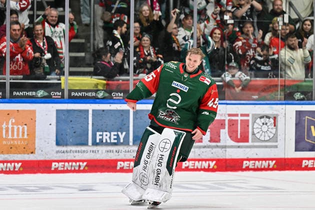 Penny DEL; Augsburger Panther - Grizzlys Wolfsburg, 02.10.2026 AUGSBURG, GERMANY; 02. OCTOBER: glückliche Augsburger feiern zusammen mit den. Fans den Heimsieg gegen Wolfsburg nach dem Match der Penny DEL zwischen den Augsburger Panthern und den Grizzlys Wolfsburg am 5. Spieltag im Curt Frenzel Stadion Tobias ANCICKA (Augsburger Panther 45) Copyright: xBEAUTIFULxSPORTS Goldbergx