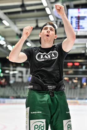 Penny DEL; Augsburger Panther - Grizzlys Wolfsburg, 02.10.2026 AUGSBURG, GERMANY; 02. OCTOBER: glückliche Augsburger feiern zusammen mit den. Fans den Heimsieg gegen Wolfsburg nach dem Match der Penny DEL zwischen den Augsburger Panthern und den Grizzlys Wolfsburg am 5. Spieltag im Curt Frenzel Stadion Kyle MAYHEW (Augsburger Panther 27) Copyright: xBEAUTIFULxSPORTS Goldbergx