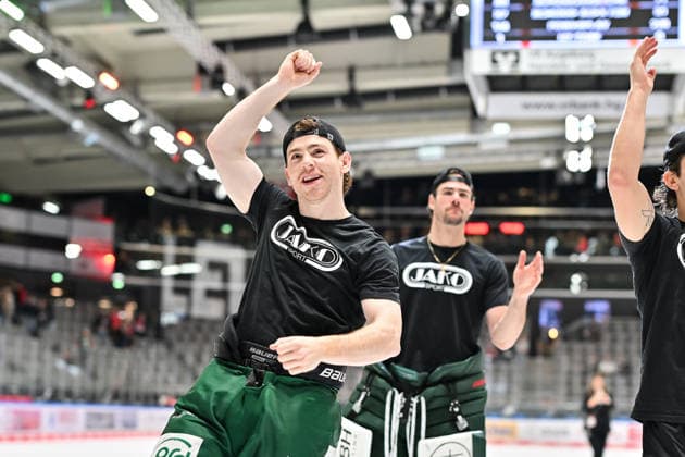 Penny DEL; Augsburger Panther - Grizzlys Wolfsburg, 02.10.2026 AUGSBURG, GERMANY; 02. OCTOBER: glückliche Augsburger feiern zusammen mit den. Fans den Heimsieg gegen Wolfsburg nach dem Match der Penny DEL zwischen den Augsburger Panthern und den Grizzlys Wolfsburg am 5. Spieltag im Curt Frenzel Stadion Kyle MAYHEW (Augsburger Panther 27) Copyright: xBEAUTIFULxSPORTS Goldbergx
