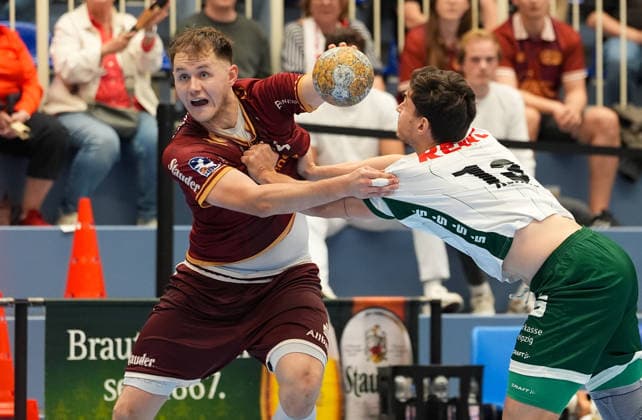 Maximilian Hejny (TuSEM Essen, 64) im Zweikampf mit Matej Klima (SC DHfK Leipzig, 13) GER, TuSEM Essen vs SC DHfK Leipzig, 2. Handball Bundesliga, 6. Spieltag, Saison 2026-27, Sporthalle am Hallo, Essen, 02.10.2026 TuSEM Essen vs SC DHfK Leipzig, 2. Handball Bundesliga, 6. Spieltag, Saison 2026-27, 02.10.2026 Essen Copyright: xEibner-Pressefoto ScottxColemanx EP_SCN