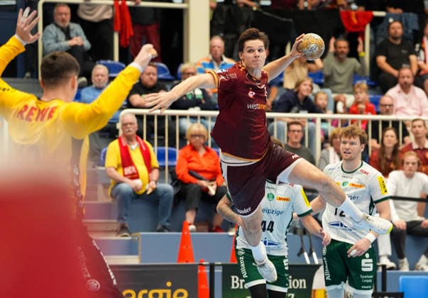 Felix Eissing (TuSEM Essen, 21) schiesst den Ball gegen Anadin Suljakovic (SC DHfK Leipzig, 12). GER, TuSEM Essen vs SC DHfK Leipzig, 2. Handball Bundesliga, 6. Spieltag, Saison 2026-27, Sporthalle am Hallo, Essen, 02.10.2026 TuSEM Essen vs SC DHfK Leipzig, 2. Handball Bundesliga, 6. Spieltag, Saison 2026-27, 02.10.2026 Essen Copyright: xEibner-Pressefoto ScottxColemanx EP_SCN