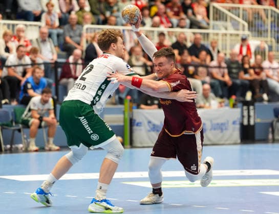 Tim Hertzfeld (SC DHfK Leipzig, 72) im Zweikampf mit Max Neuhaus (TuSEM Essen, 37) GER, TuSEM Essen vs SC DHfK Leipzig, 2. Handball Bundesliga, 6. Spieltag, Saison 2026-27, Sporthalle am Hallo, Essen, 02.10.2026 TuSEM Essen vs SC DHfK Leipzig, 2. Handball Bundesliga, 6. Spieltag, Saison 2026-27, 02.10.2026 Essen Copyright: xEibner-Pressefoto ScottxColemanx EP_SCN