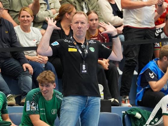 Frank Carstens (SC DHfK Leipzig, Cheftrainer) reagiert auf eine Spielszene. GER, TuSEM Essen vs SC DHfK Leipzig, 2. Handball Bundesliga, 6. Spieltag, Saison 2026-27, Sporthalle am Hallo, Essen, 02.10.2026 TuSEM Essen vs SC DHfK Leipzig, 2. Handball Bundesliga, 6. Spieltag, Saison 2026-27, 02.10.2026 Essen Copyright: xEibner-Pressefoto ScottxColemanx EP_SCN