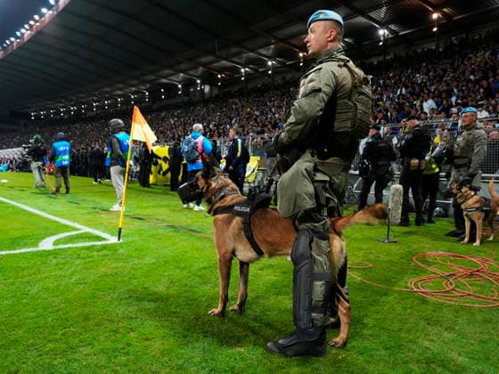 ZENICA, BOSNIEN-HERCEGOVINA 20261002 Bosnisk polis med polishundar vid planen under fredagens fotbollsmatch i Nations League mellan Bosnien-Hercegovina och Sverige pa Bilino Polje-stadion i Zenica.