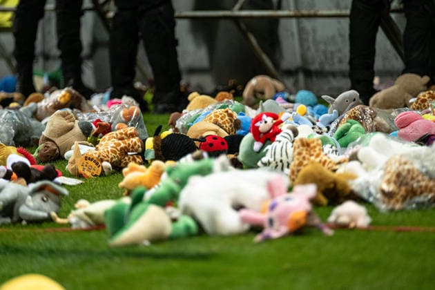 261002 Teddy bears tossed to the pitch after the Nations League football match between Bosnia and Herzegovina and Sweden on October 2, 2026 in Zenica. Photo: Ludvig Thunman BILDBYRAN kod LT LT0823 fotboll football soccer fotball nations league uefa nations league bosnia and herzegovina sverige sweden sverige a bbeng Copyright: LUDVIGxTHUNMAN BB261002LT216