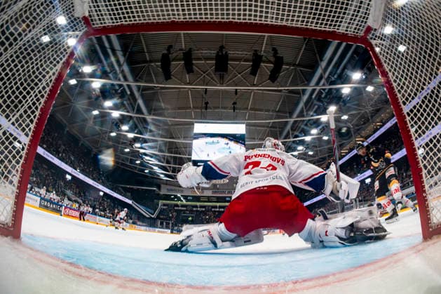 02 10 2026, Porza, Corner Arena, NL: HC Lugano v SC Rapperswill-Jona Lakers: 74 goalkeeper Ivars Punnenovs (Lakers) can™t saves Porza Corner Arena Ticino Switzerland Copyright: xJustPictures.ch JarixPestelaccix jp-en-JaPe-_DSC2836