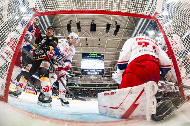 02 10 2026, Porza, Corner Arena, NL: HC Lugano v SC Rapperswill-Jona Lakers: 74 goalkeeper Ivars Punnenovs (Lakers) in action while 95 Tyler Moy (Lakers) and 17 Igor Jelovac (Lakers) help him against 10 Alessio Bertaggia (Lugano) Porza Corner Arena Ticino Switzerland Copyright: xJustPictures.ch JarixPestelaccix jp-en-JaPe-_DSC2899