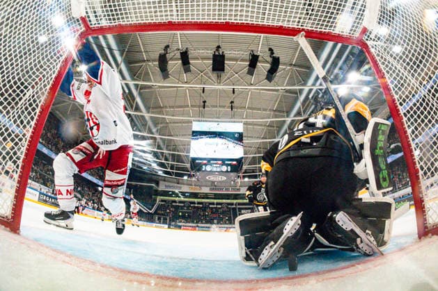 02 10 2026, Porza, Corner Arena, NL: HC Lugano v SC Rapperswill-Jona Lakers: 34 goalkeeper Niklas Schlegel (Lugano) can™t saves while 47 Jan Hornecker (Lakers) celebrates Porza Corner Arena Ticino Switzerland Copyright: xJustPictures.ch JarixPestelaccix jp-en-JaPe-_DSC3194