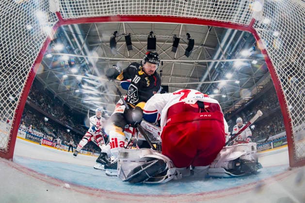 02 10 2026, Porza, Corner Arena, NL: HC Lugano v SC Rapperswill-Jona Lakers: 10 Alessio Bertaggia (Lugano) against 74 goalkeeper Ivars Punnenovs (Lakers) Porza Corner Arena Ticino Switzerland Copyright: xJustPictures.ch JarixPestelaccix jp-en-JaPe-_DSC3348