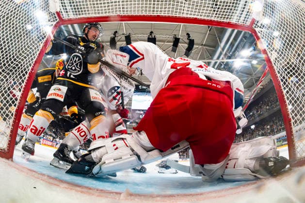 02 10 2026, Porza, Corner Arena, NL: HC Lugano v SC Rapperswill-Jona Lakers: 74 goalkeeper Ivars Punnenovs (Lakers) in action against 10 Alessio Bertaggia (Lugano) Porza Corner Arena Ticino Switzerland Copyright: xJustPictures.ch JarixPestelaccix jp-en-JaPe-_DSC3365