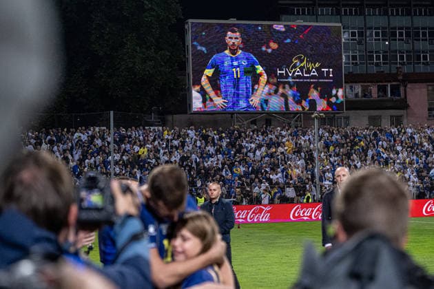 261002 Tribute to Edin DÅ¾eko of Bosnia and Herzegovina during the Nations League football match between Bosnia and Herzegovina and Sweden on October 2, 2026 in Zenica. Photo: Ludvig Thunman BILDBYRAN kod LT LT0823 fotboll football soccer fotball nations league uefa nations league bosnia and herzegovina sverige sweden sverige a bbeng Copyright: LUDVIGxTHUNMAN BB261002LT225
