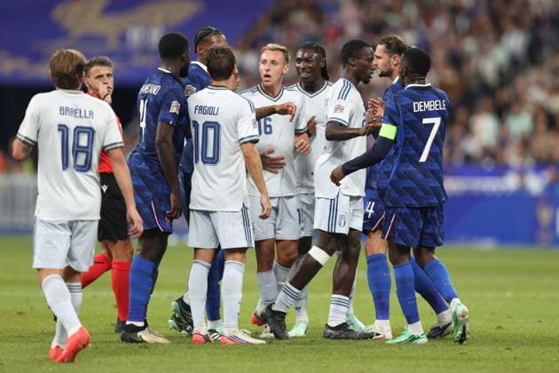 UEFA Nations League - France v Italy PARIS, FRANCE, OCTOBER 02: Dayot Upamecano of France national team, Nationalteam argues with Moise Kean of Italy National Team and is shown a yellow card during The UEFA Nations League Group Stage match in Group A1 between France v Italy at Stade de France Stadium, Paris France, on October 02. (Photo by Daniel Weir) Paris Stade de France FRANCE Copyright: xDanielxWeir SportsxPressxPhotox Sportspressphoto_SPR244064