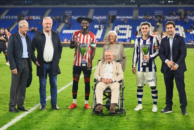 ESP: Euskal Herria Txapela Real Sociedad - Atletico Madrid Athletic Club wins the game and wins the Euskal Herria, And Athletic s Inaki Williams receives the trophy wearing the txapela. during friendly match Euskal Herria Txapela 2026-27 between Real Sociedad - Atletico Madrid played at Anoeta Stadium in Gipuzcoa on September 14, 2026 in Spain Spain Futbol Copyright: xAgenciaxLOFx