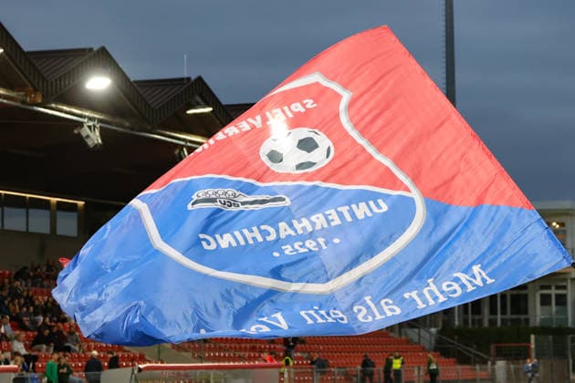 02.10.2026, Fussball, Herren, Regionalliga Bayern, Saison 2026 2027, 12. Spieltag: SpVgg Unterhaching - FC Schweinfurt 05 Fahne der SpVgg Unterhaching und darauf das Logo der SpVgg, Symbolbild Unterhaching Uhlsport-Park Unterhaching Bayern Deutschland