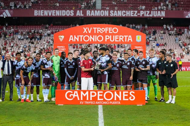 October 2, 2026, Sevilla, Sevilla, Spain: Players of Aston Villa FC pose with the trophy after winning the XV Antonio Puerta Trophy, football match between Sevilla FC and Aston Villa FC at Ramon Sanchez-Pizjuan Stadium on October 2, 2026, in Seville, Spain. Sevilla Spain - ZUMAa181 20261002_zaa_a181_059 Copyright: xJoaquinxCorcherox