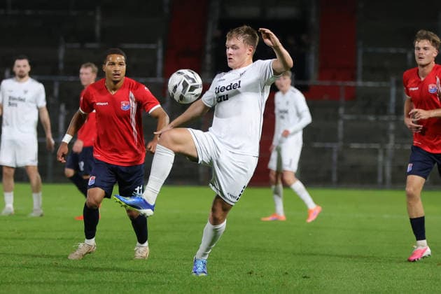 02.10.2026, Fussball, Herren, Regionalliga Bayern, Saison 2026 2027, 12. Spieltag: SpVgg Unterhaching - FC Schweinfurt 05 Von links: Alexander Beusch (SpVgg Unterhaching, 11) gegen Gil Ebner (FC Schweinfurt 05, 08) Unterhaching Uhlsport-Park Unterhaching Bayern Deutschland