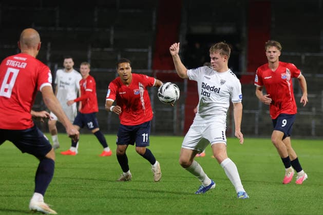 02.10.2026, Fussball, Herren, Regionalliga Bayern, Saison 2026 2027, 12. Spieltag: SpVgg Unterhaching - FC Schweinfurt 05 Von links: Alexander Beusch (SpVgg Unterhaching, 11) gegen Gil Ebner (FC Schweinfurt 05, 08) Unterhaching Uhlsport-Park Unterhaching Bayern Deutschland