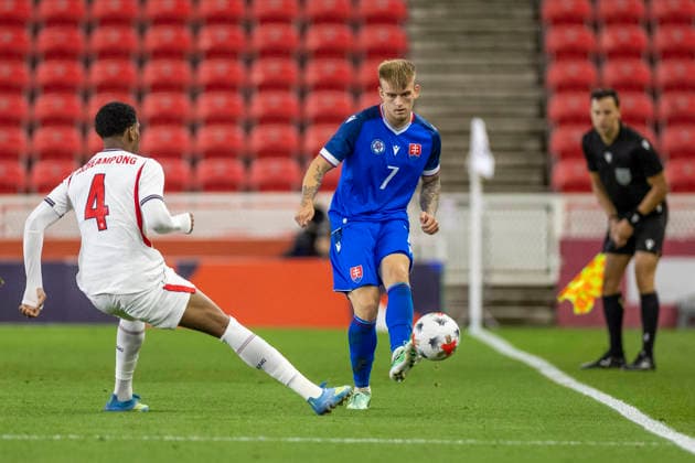 RECORD DATE NOT STATED 2nd October 2026; bet365 Stadium, Stoke-on-Trent, England; UEFA U21, U 21 Championship Qualification Football, England U21 versus Slovakia U21; Matej Riznic of Slovakia passes the ball past Joshua Acheampong of England TimxWilliams
