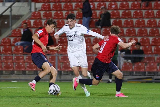 02.10.2026, Fussball, Herren, Regionalliga Bayern, Saison 2026 2027, 12. Spieltag: SpVgg Unterhaching - FC Schweinfurt 05 Von links: Jakob Schmid (SpVgg Unterhaching, 15) gegen Leonard Krasniqi (FC Schweinfurt 05, 29) und Dominik Lindermeir (SpVgg Unterhaching, 18) Unterhaching Uhlsport-Park Unterhaching Bayern Deutschland