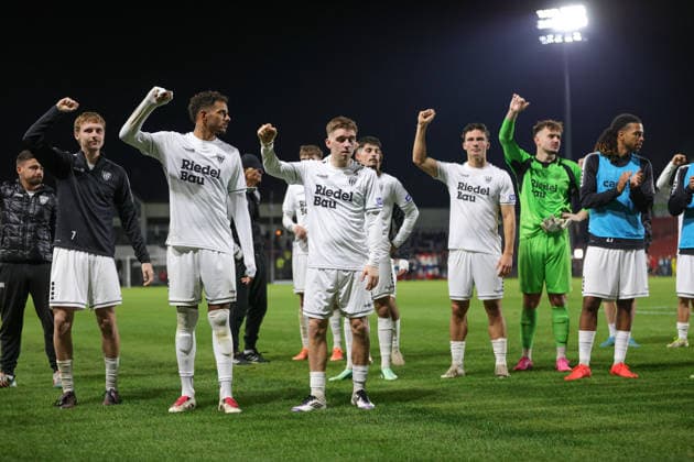 02.10.2026, Fussball, Herren, Regionalliga Bayern, Saison 2026 2027, 12. Spieltag: SpVgg Unterhaching - FC Schweinfurt 05 Die Schweinfurter Mannschaft nach Abpfiff vor ihren mitgereisten Fans Unterhaching Uhlsport-Park Unterhaching Bayern Deutschland