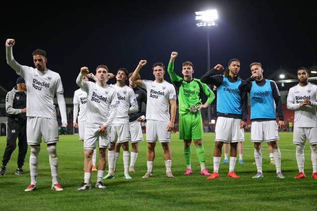 02.10.2026, Fussball, Herren, Regionalliga Bayern, Saison 2026 2027, 12. Spieltag: SpVgg Unterhaching - FC Schweinfurt 05 Die Schweinfurter Mannschaft nach Abpfiff vor ihren mitgereisten Fans Unterhaching Uhlsport-Park Unterhaching Bayern Deutschland
