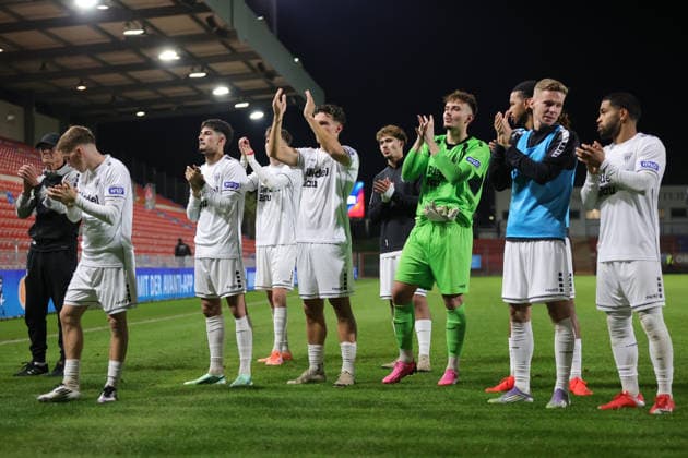 02.10.2026, Fussball, Herren, Regionalliga Bayern, Saison 2026 2027, 12. Spieltag: SpVgg Unterhaching - FC Schweinfurt 05 Die Schweinfurter Mannschaft nach Abpfiff vor ihren mitgereisten Fans Unterhaching Uhlsport-Park Unterhaching Bayern Deutschland