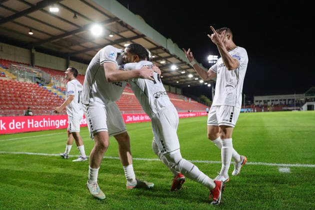 02.10.2026, Fussball, Herren, Regionalliga Bayern, Saison 2026 2027, 12. Spieltag: SpVgg Unterhaching - FC Schweinfurt 05 Schweinfurt feiert das Tor von Jason Prodanovic (FC Schweinfurt 05, 17) zum 1:0 (Mitte) Unterhaching Uhlsport-Park Unterhaching Bayern Deutschland