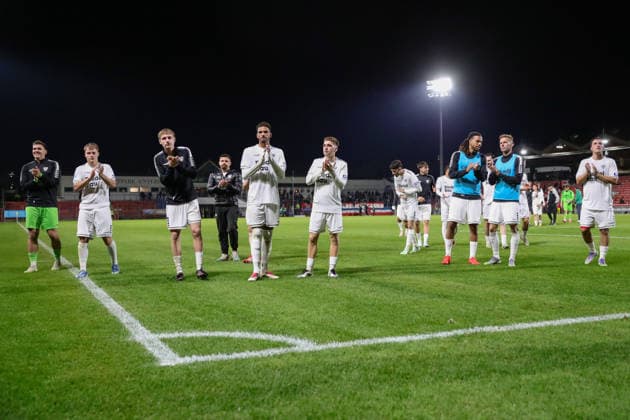 02.10.2026, Fussball, Herren, Regionalliga Bayern, Saison 2026 2027, 12. Spieltag: SpVgg Unterhaching - FC Schweinfurt 05 Die Schweinfurter Spieler bedanken sich nach Abpfiff bei den mitgereisten Fans im Gästeblock Unterhaching Uhlsport-Park Unterhaching Bayern Deutschland