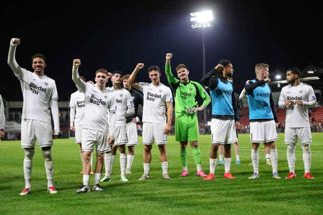 02.10.2026, Fussball, Herren, Regionalliga Bayern, Saison 2026 2027, 12. Spieltag: SpVgg Unterhaching - FC Schweinfurt 05 Die Schweinfurter Spieler bedanken sich nach Abpfiff bei den mitgereisten Fans im Gästeblock Unterhaching Uhlsport-Park Unterhaching Bayern Deutschland