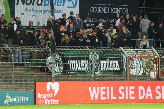 Die Fangruppe Vitalien-Brüder des VfB Lübeck vor dem Anpfiff. Fußball I Herren I Regionalliga Nord I Saison 2026-2027 I 12. Spieltag I VfB Lübeck - Eimsbütteler TV I 02.10.2026 I Stadion an der Lohmühle