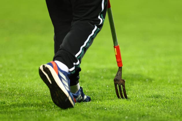 Eine Rasenharke auf dem Rasen. Fußball I Herren I Regionalliga Nord I Saison 2026-2027 I 12. Spieltag I VfB Lübeck - Eimsbütteler TV I 02.10.2026 I Stadion an der Lohmühle