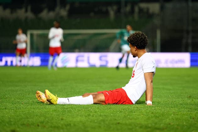 17 David Bilal Achamou Damala (Eimsbütteler TV) verletzt am Boden. Fußball I Herren I Regionalliga Nord I Saison 2026-2027 I 12. Spieltag I VfB Lübeck - Eimsbütteler TV I 02.10.2026 I Stadion an der Lohmühle