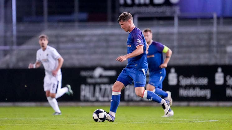 Denis Linsmayer (FCK, 6), am Ball, Freisteller, Ganzkörper, Einzelbild, Einzelfoto, Aktion, Action, 02.10.2026, Sandhausen (Deutschland), Fussball, Regionalliga Südwest, SV Sandhausen - 1. FC Kaiserslautern II