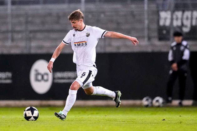 Niklas Tarnat (SVS, 6), am Ball, Freisteller, Ganzkörper, Einzelbild, Einzelfoto, Aktion, Action, 02.10.2026, Sandhausen (Deutschland), Fussball, Regionalliga Südwest, SV Sandhausen - 1. FC Kaiserslautern II