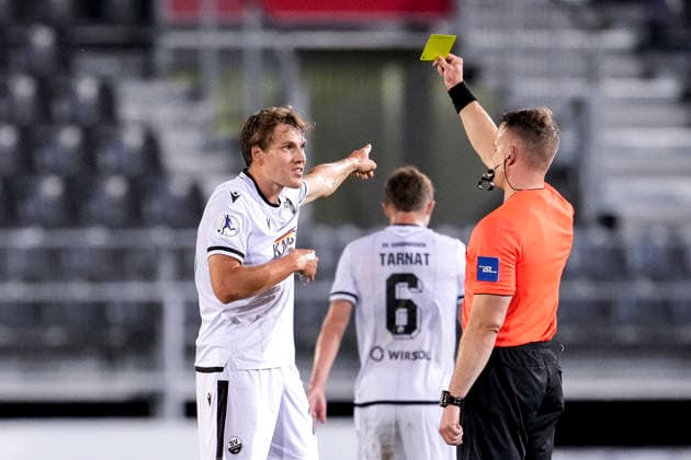 v.li.: Max Christiansen (SVS, 26) sieht von Vincent Schandry (Schiedsrichter) die Gelbe Karte, Verwarnung, yellow card, Action, Aktion, Spielszene, im Gespräch, Diskussion auf dem Spielfeld, Action, Aktion, Spielszene, 02.10.2026, Sandhausen (Deutschland), Fussball, Regionalliga Südwest, SV Sandhausen - 1. FC Kaiserslautern II