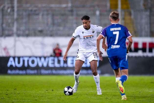 v.li.: Yannick Osee (SVS, 13), Nicklas Shipnoski (FCK, 7), Zweikampf, Spielszene, Duell, duel, tackle, tackling, Dynamik, Action, Aktion, 02.10.2026, Sandhausen (Deutschland), Fussball, Regionalliga Südwest, SV Sandhausen - 1. FC Kaiserslautern II