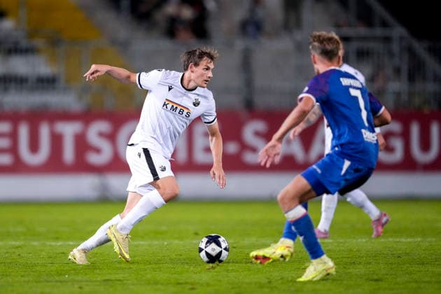 v.li.: Max Christiansen (SVS, 26), Nicklas Shipnoski (FCK, 7), Zweikampf, Spielszene, Duell, duel, tackle, tackling, Dynamik, Action, Aktion, 02.10.2026, Sandhausen (Deutschland), Fussball, Regionalliga Südwest, SV Sandhausen - 1. FC Kaiserslautern II