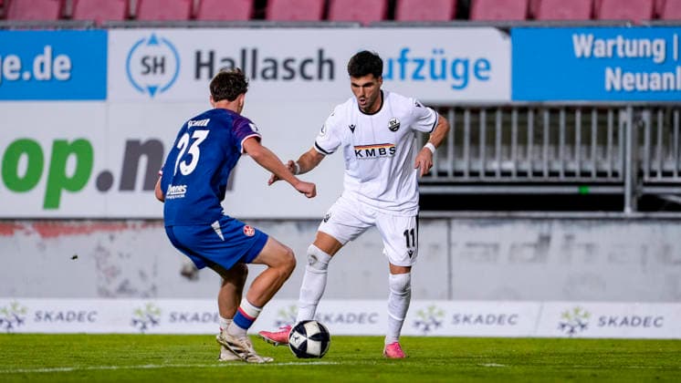 v.li.: Kian Scheer (FCK, 23), Mert Tasdelen (SVS, 11), Zweikampf, Spielszene, Duell, duel, tackle, tackling, Dynamik, Action, Aktion, 02.10.2026, Sandhausen (Deutschland), Fussball, Regionalliga Südwest, SV Sandhausen - 1. FC Kaiserslautern II