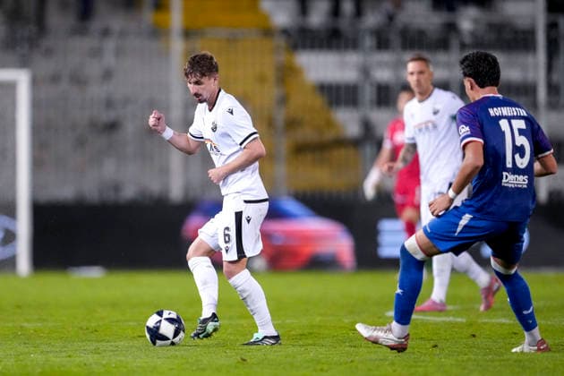 v.li.: Niklas Tarnat (SVS, 6), Dion Hofmeister (FCK, 15), Aktion, Action, Spielszene, 02.10.2026, Sandhausen (Deutschland), Fussball, Regionalliga Südwest, SV Sandhausen - 1. FC Kaiserslautern II