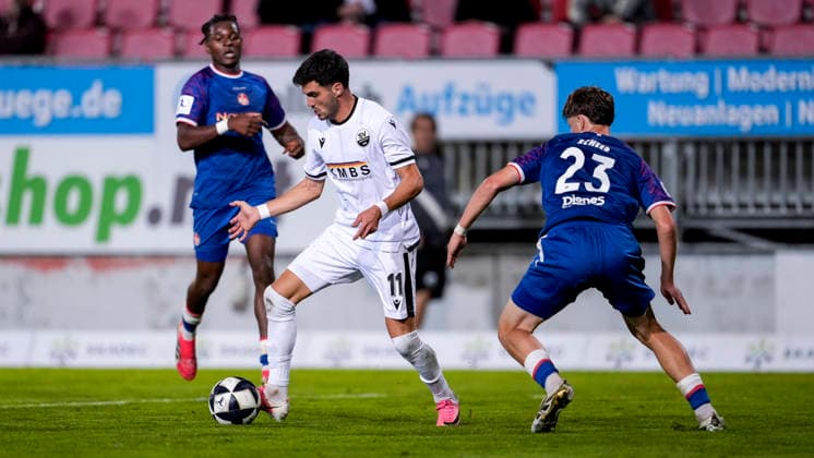 v.li.: Mert Tasdelen (SVS, 11), Kian Scheer (FCK, 23), Zweikampf, Spielszene, Duell, duel, tackle, tackling, Dynamik, Action, Aktion, 02.10.2026, Sandhausen (Deutschland), Fussball, Regionalliga Südwest, SV Sandhausen - 1. FC Kaiserslautern II
