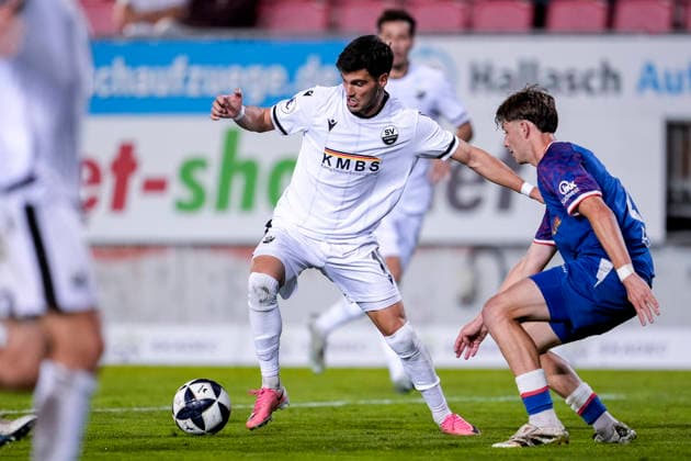 v.li.: Mert Tasdelen (SVS, 11), Kian Scheer (FCK, 23), Zweikampf, Spielszene, Duell, duel, tackle, tackling, Dynamik, Action, Aktion, 02.10.2026, Sandhausen (Deutschland), Fussball, Regionalliga Südwest, SV Sandhausen - 1. FC Kaiserslautern II